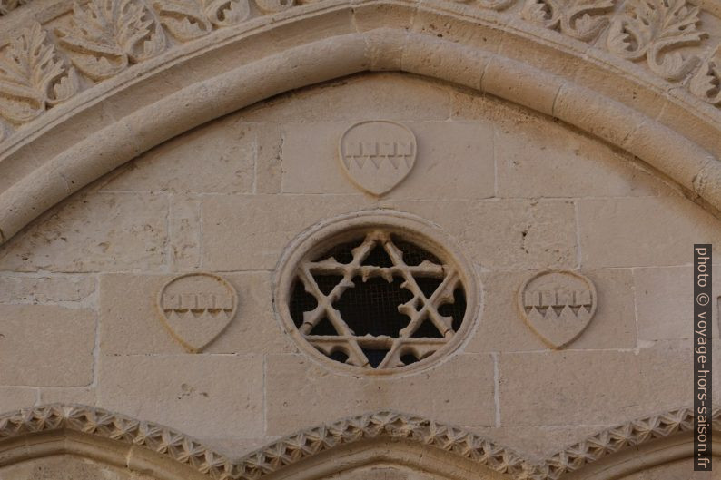 Hexagramme et blason sur la façade du Palazzo Mergulese-Montalto. Photo © André M. Winter