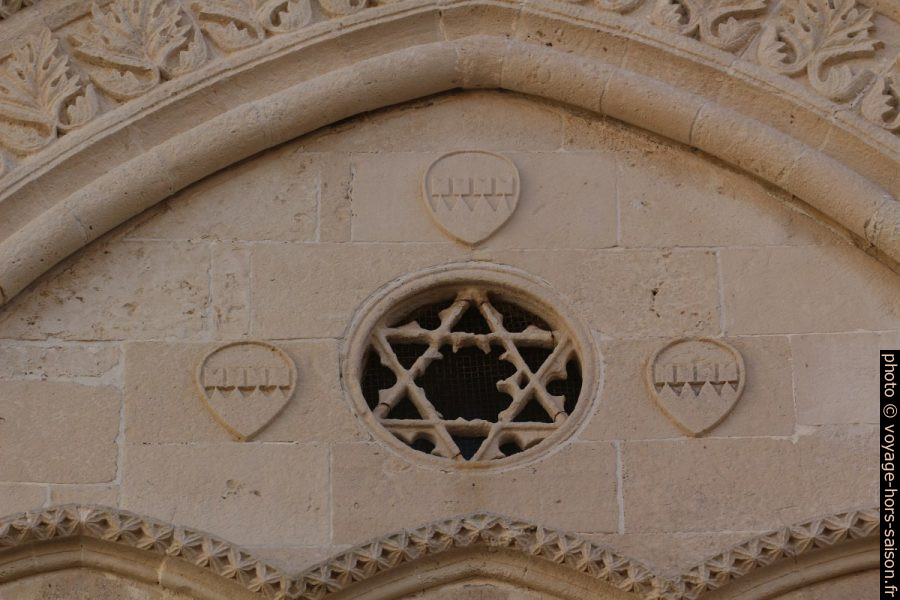 Hexagramme et blason sur la façade du Palazzo Mergulese-Montalto. Photo © André M. Winter
