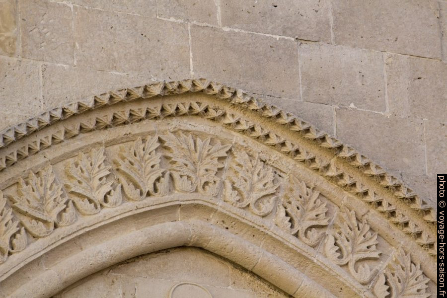 Détail des ciselures d'une frise de fenêtre du Palazzo Mergulese-Montalto. Photo © André M. Winter