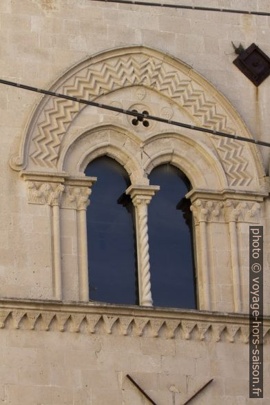 Fenêtre à deux baies du Palazzo Mergulese-Montalto. Photo © André M. Winter