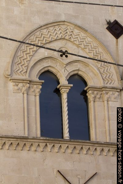 Fenêtre à deux baies du Palazzo Mergulese-Montalto. Photo © André M. Winter