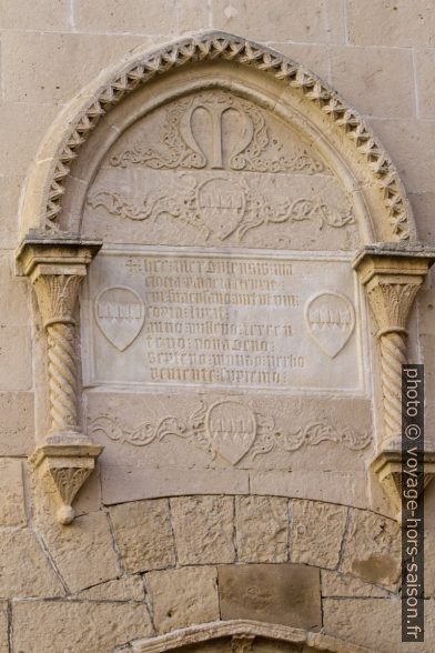 Inscription sur la façade du Palazzo Mergulese-Montalto. Photo © André M. Winter