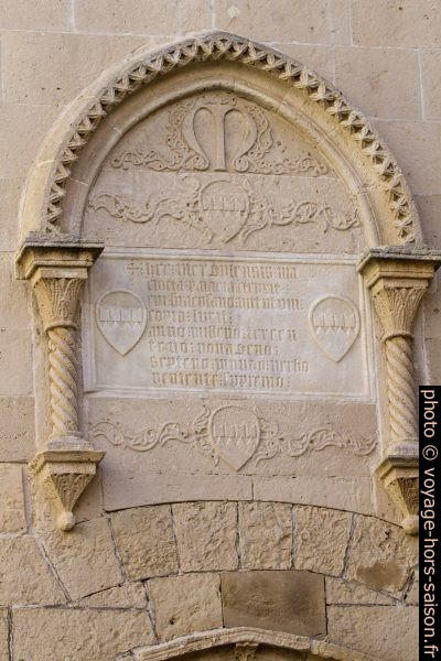 Inscription sur la façade du Palazzo Mergulese-Montalto. Photo © André M. Winter