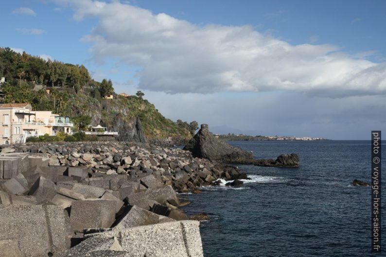 Côte au nord de Santa Maria la Scala. Photo © Alex Medwedeff