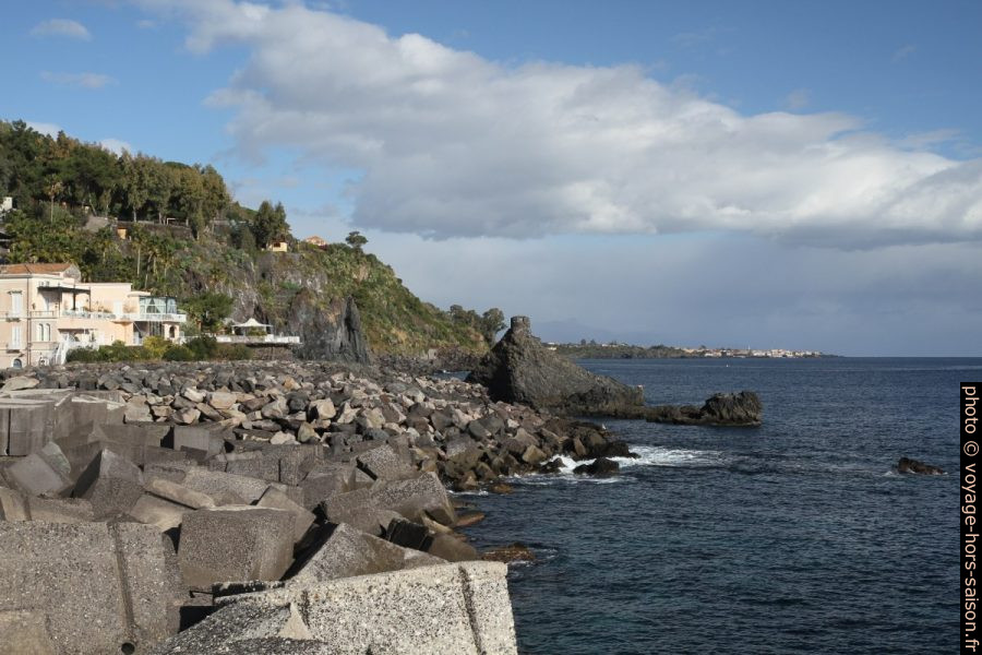 Côte au nord de Santa Maria la Scala. Photo © Alex Medwedeff