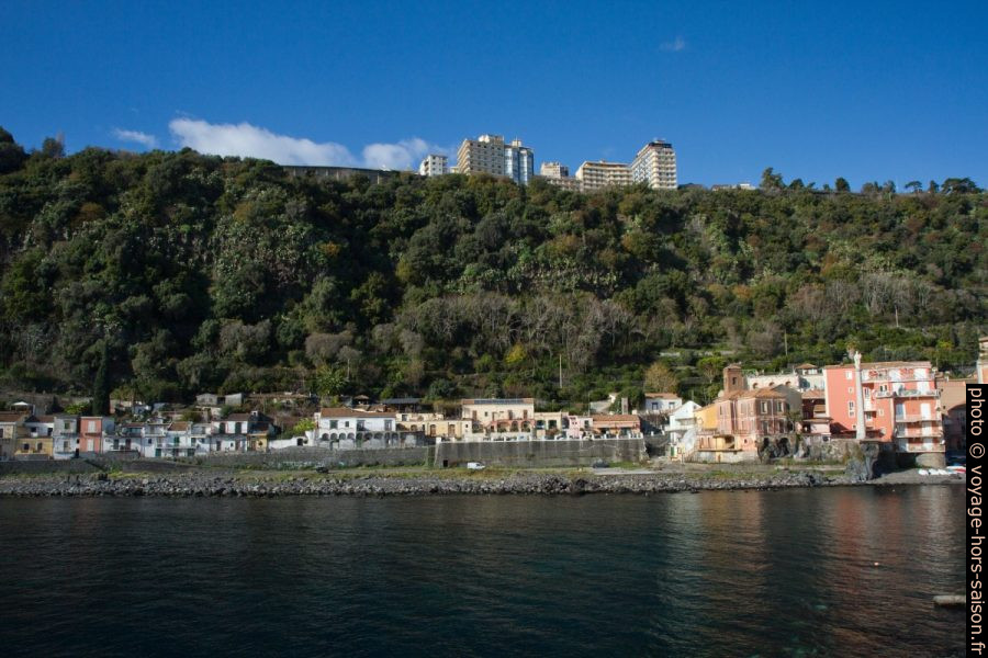Village de pêche Santa Maria et en haut les immeubles d'Acireale. Photo © Alex Medwedeff