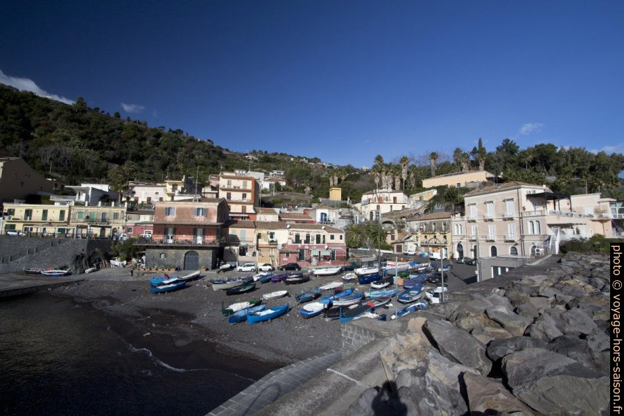 Plage couverte de bateaux au bout du port de Santa Maria la Scala. Photo © André M. Winter
