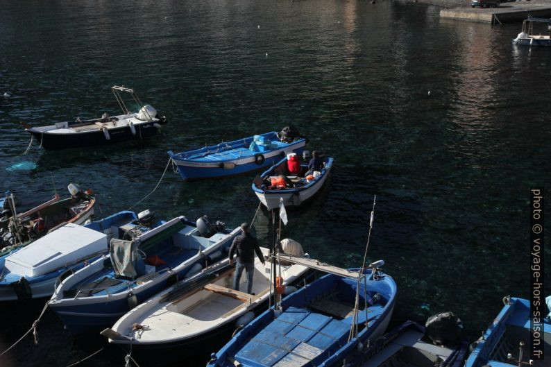 Bateaux de pêche dans le port de Santa Maria la Scala. Photo © Alex Medwedeff