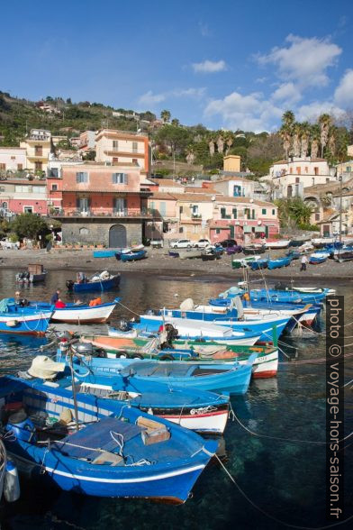 Bateaux de pêche bleus à Santa Maria la Scala. Photo © Alex Medwedeff