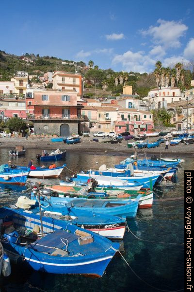 Bateaux de pêche bleus à Santa Maria la Scala. Photo © Alex Medwedeff