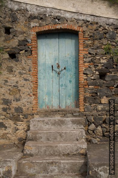 Une porte d'un immeuble à l'abandon. Photo © Alex Medwedeff