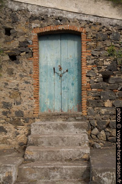Une porte d'un immeuble à l'abandon. Photo © Alex Medwedeff