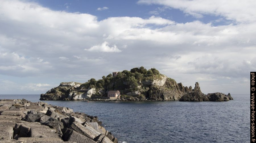 Isola Lachea delle Isole dei Ciclopi. Photo © André M. Winter