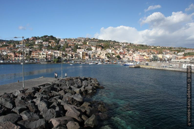 Aci Trezza vu du port. Photo © Alex Medwedeff