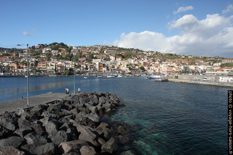 Aci Trezza vu du port. Photo © Alex Medwedeff
