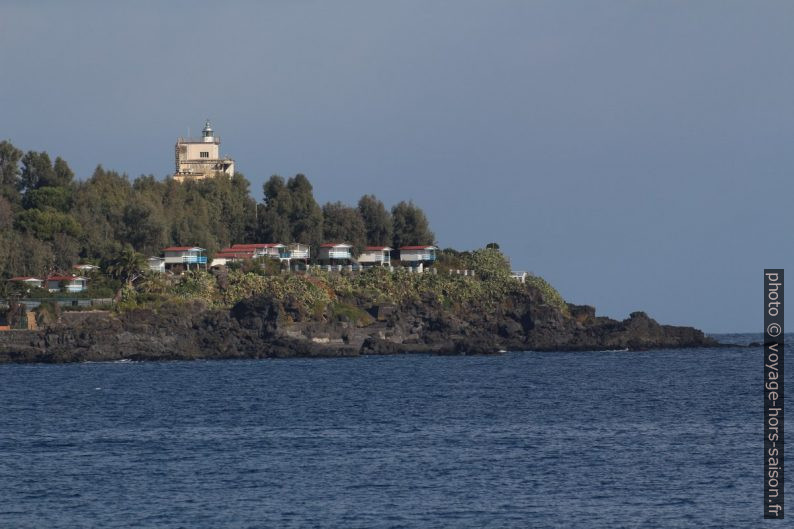 Phare de Capo Mulini vu d'Aci Trezza. Photo © André M. Winter