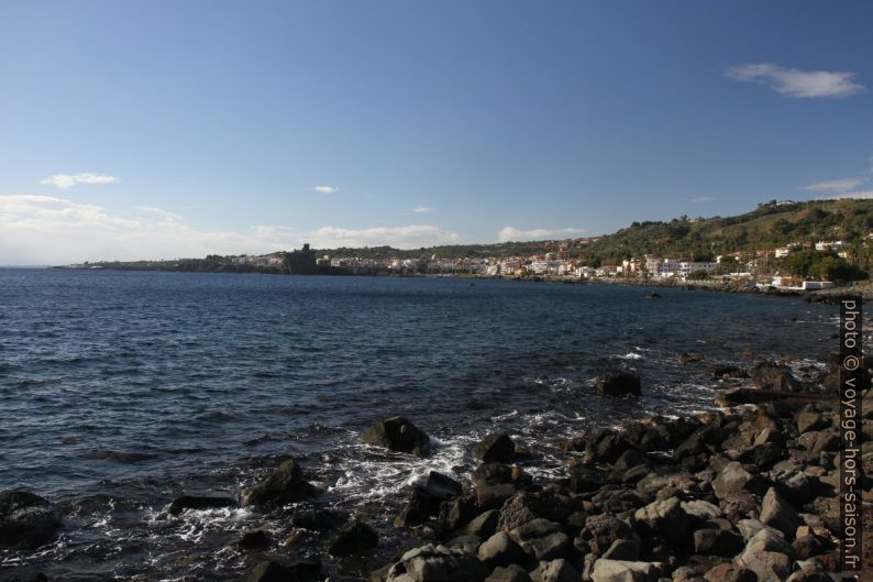 Baie entre Aci Trezza et Aci Castello. Photo © Alex Medwedeff