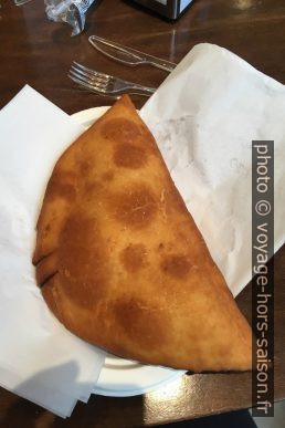 Calzone fritte. Photo © Alex Medwedeff