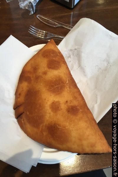 Calzone fritte. Photo © Alex Medwedeff