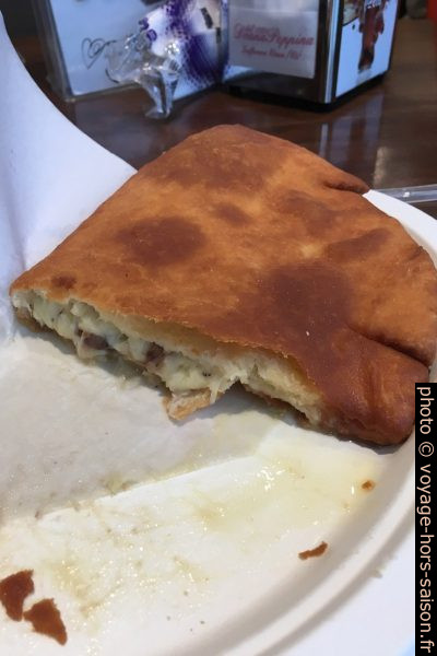 Calzone fritte. Photo © Alex Medwedeff