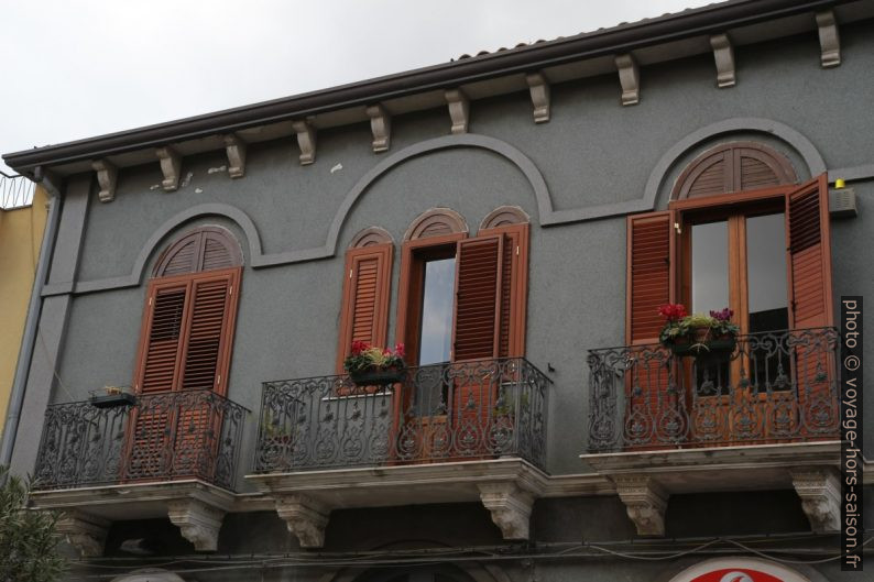 Balcons à Zafferana Etnea. Photo © Alex Medwedeff