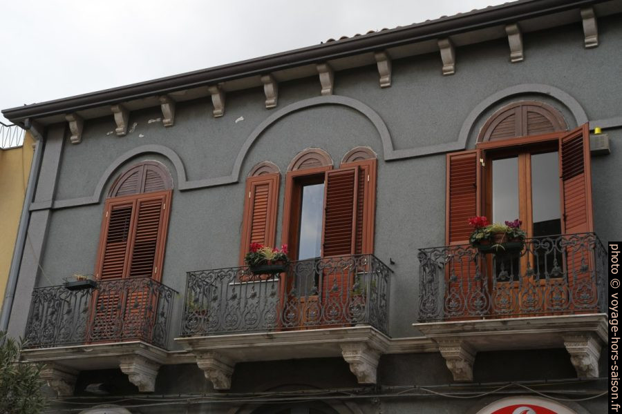 Balcons à Zafferana Etnea. Photo © Alex Medwedeff