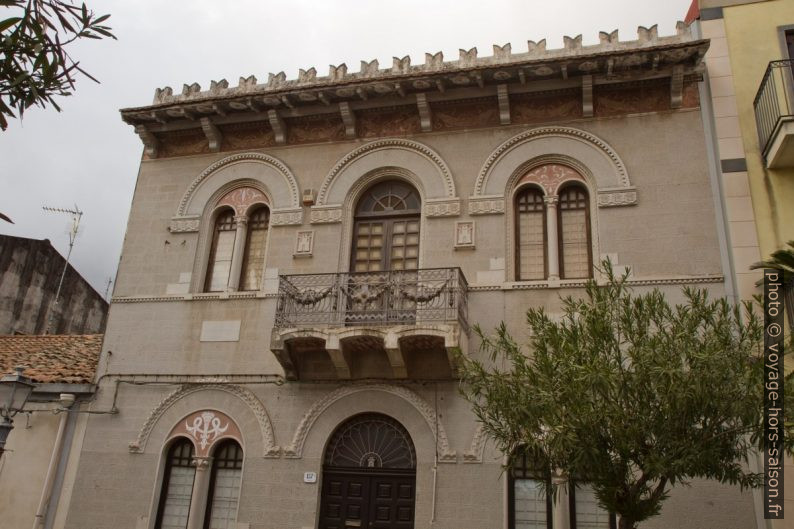 Maison néo-gothique à Zafferana Etnea. Photo © Alex Medwedeff