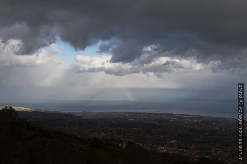 Vue de la côte entre Riposto et Praiola. Photo © Alex Medwedeff