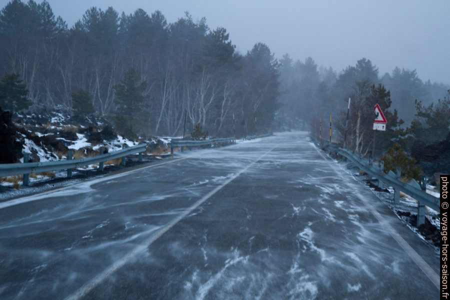 Le vent balaye la neige par dessus la route sur l'Etna. Photo © Alex Medwedeff