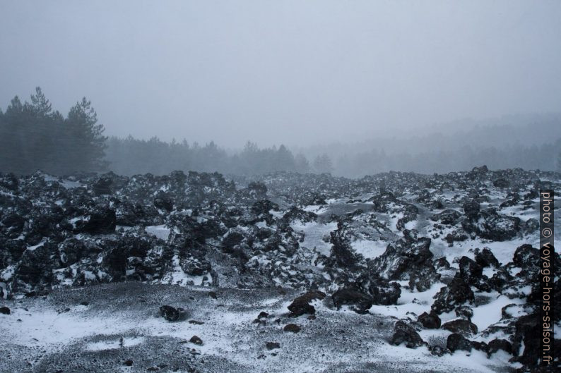 Lave de 2002 au nord-est de l'Etna. Photo © Alex Medwedeff