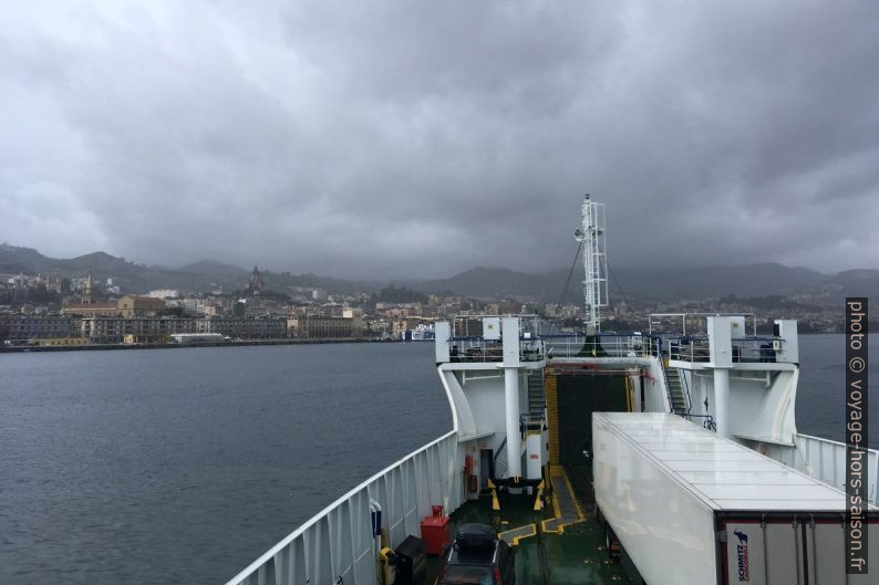 Sur le ferry traversant le Détroit de Messine. Photo © Alex Medwedeff