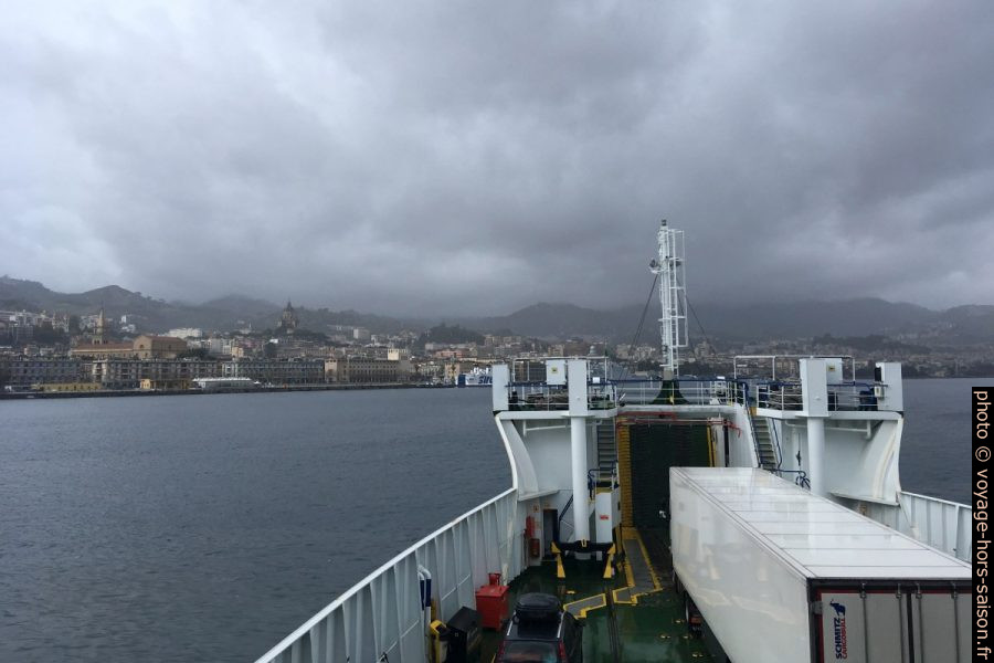 Sur le ferry traversant le Détroit de Messine. Photo © Alex Medwedeff