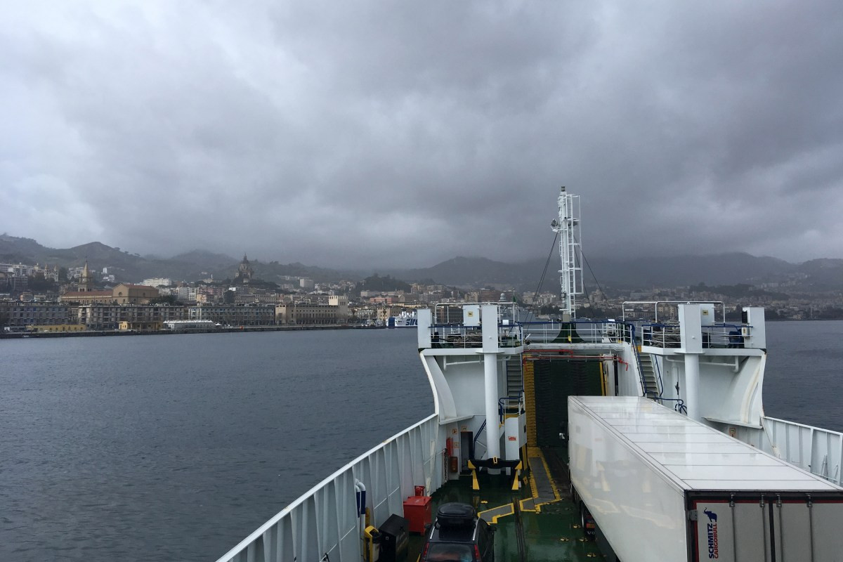 Sur le ferry traversant le Détroit de Messine. Photo © Alex Medwedeff