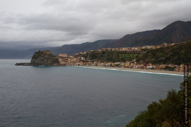 Vue sur le rocher et la plage de Scilla. Photo © Alex Medwedeff