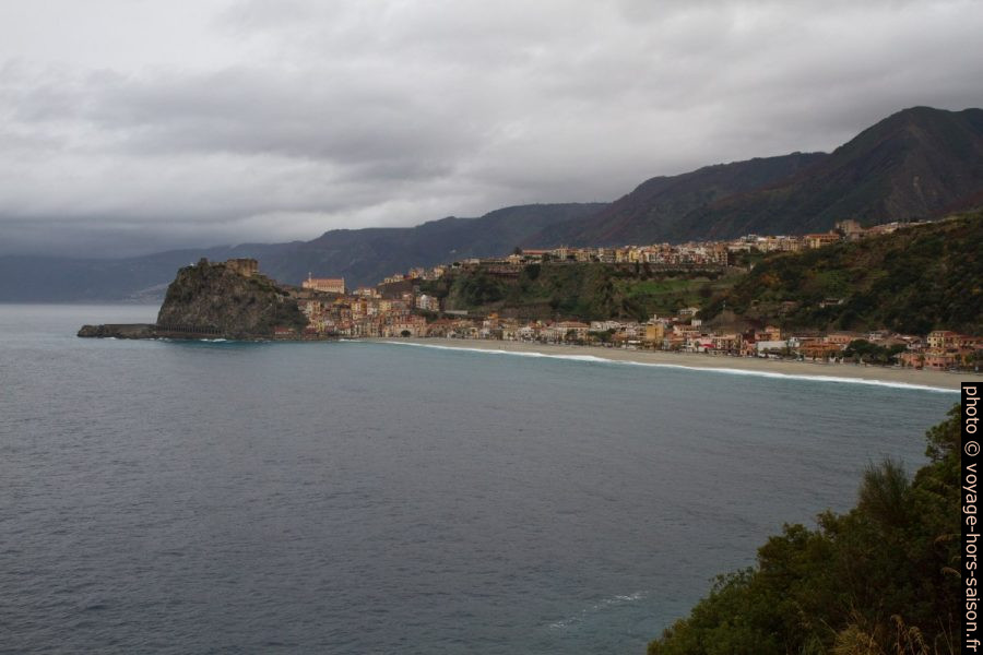Vue sur le rocher et la plage de Scilla. Photo © Alex Medwedeff
