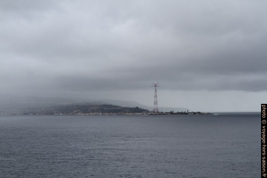 Pilone di Torre Faro sur le Capo Peloro Messina. Photo © Alex Medwedeff