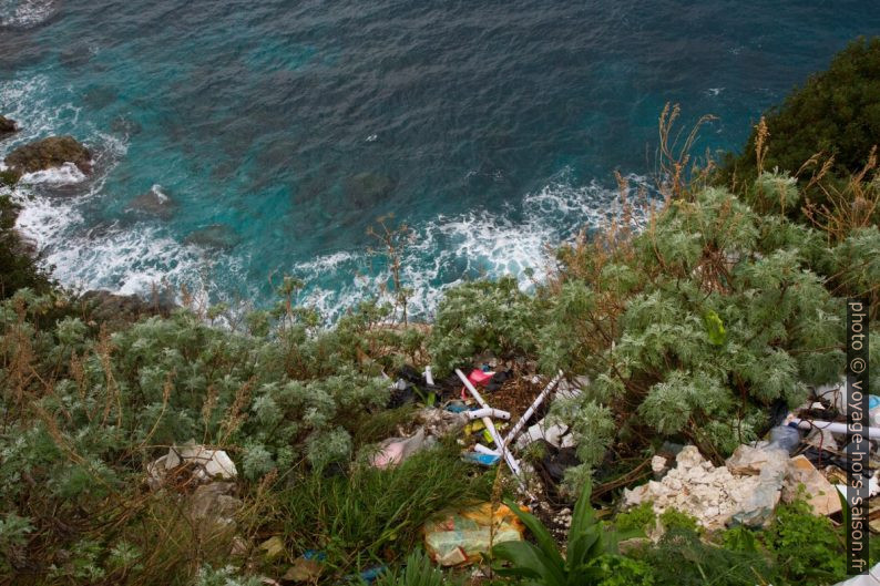 Déchets sous la route de Calabre. Photo © Alex Medwedeff