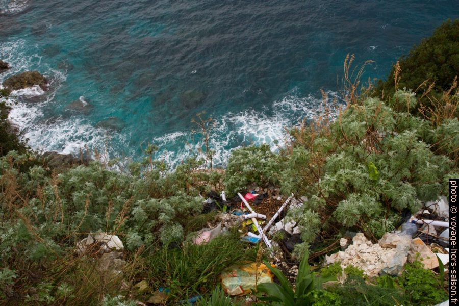 Déchets sous la route de Calabre. Photo © Alex Medwedeff