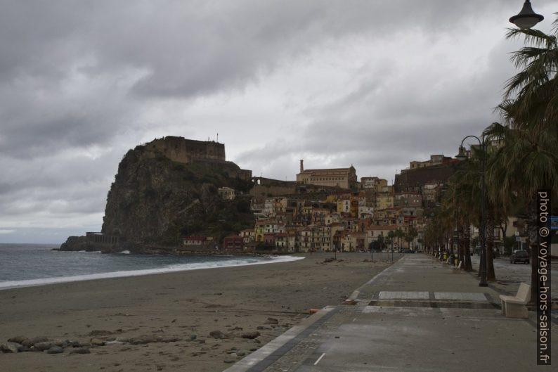 Plage de Scilla après la pluie d'hiver. Photo © Alex Medwedeff