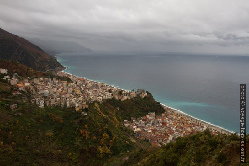 Vue plongeante sur Bagnara Calabra. Photo © Alex Medwedeff