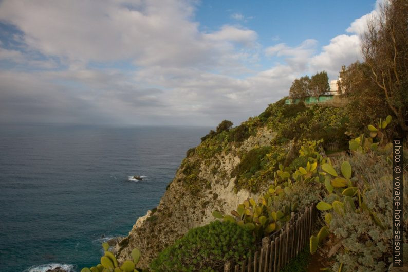 Vue difficile vers le phare de Capo Vaticano. Photo © Alex Medwedeff