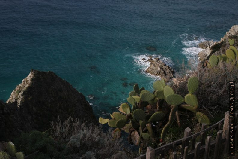 Vue plongeante au Capo Vaticano. Photo © Alex Medwedeff