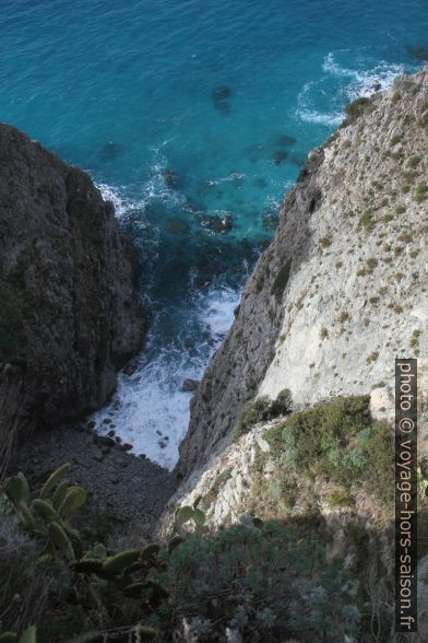 Faille rocheuse au Capo Vaticano. Photo © Alex Medwedeff