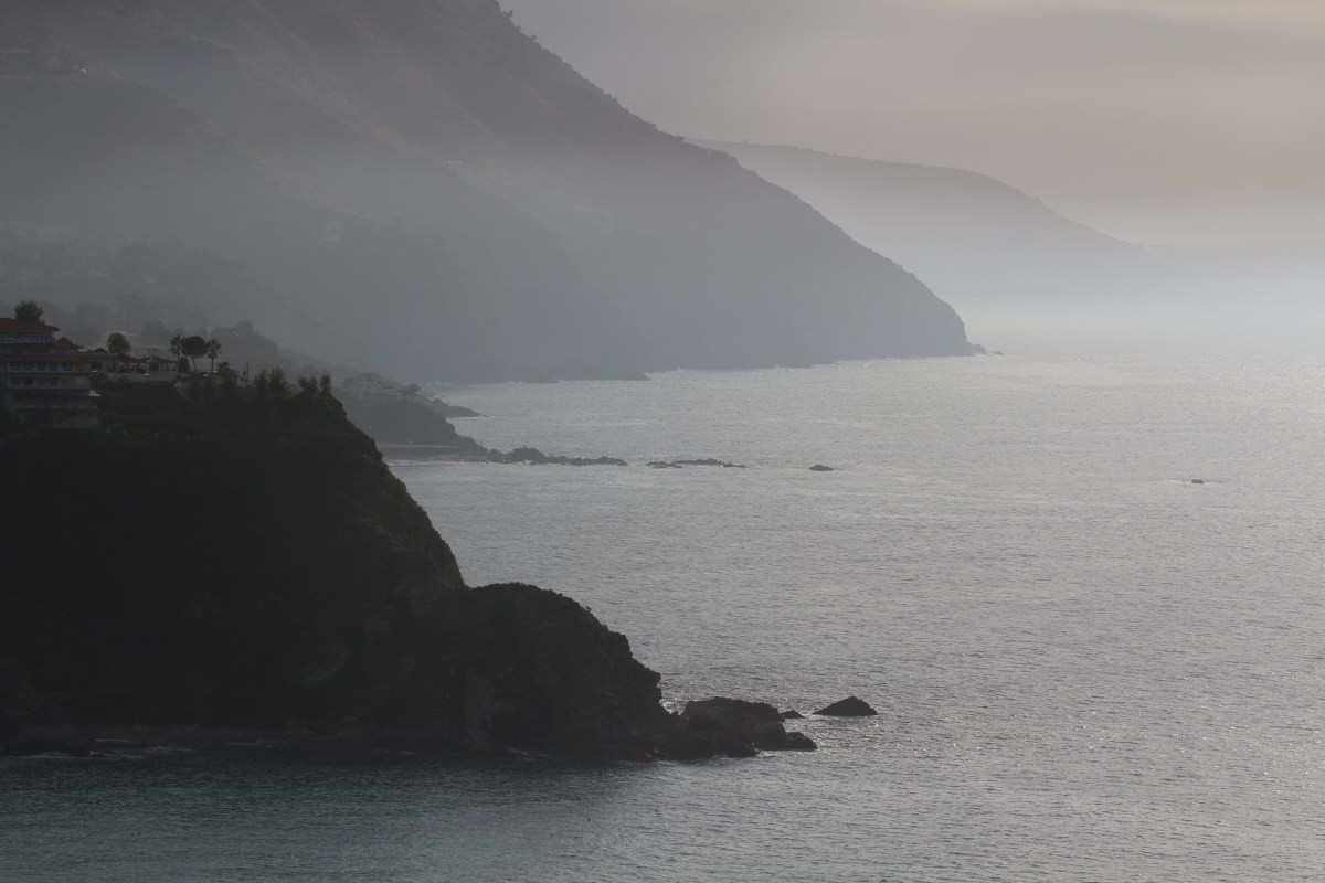 Caps de la côte au sud-est du Capo Vaticano. Photo © André M. Winter