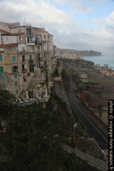 Construction de la ville de Tropea au bord de la falaise. Photo © Alex Medwedeff