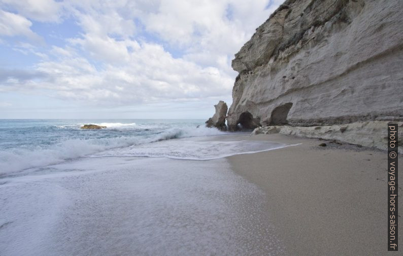 Petite plage sous Santa Maria dell'Isola. Photo © André M. Winter