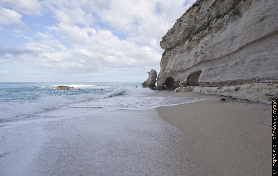 Petite plage sous Santa Maria dell'Isola. Photo © André M. Winter