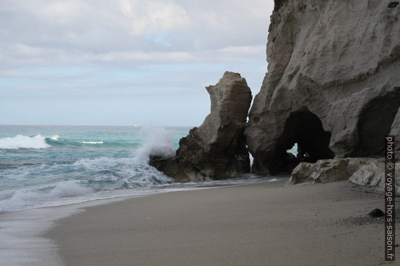 Les vagues déferlent sur les rochers sous Santa Maria dell'Isola. Photo © Alex Medwedeff