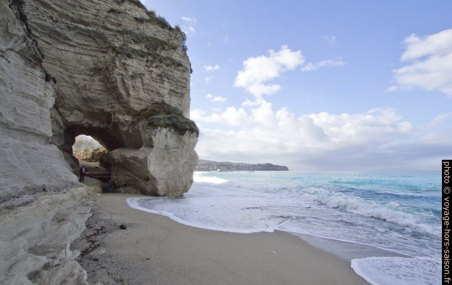 Grotte sous Santa Maria dell'Isola et la côte plus au sud. Photo © André M. Winter