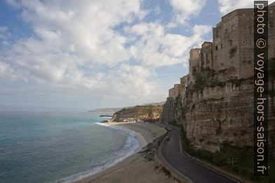 Plages, route et falaise de Tropea. Photo © Alex Medwedeff